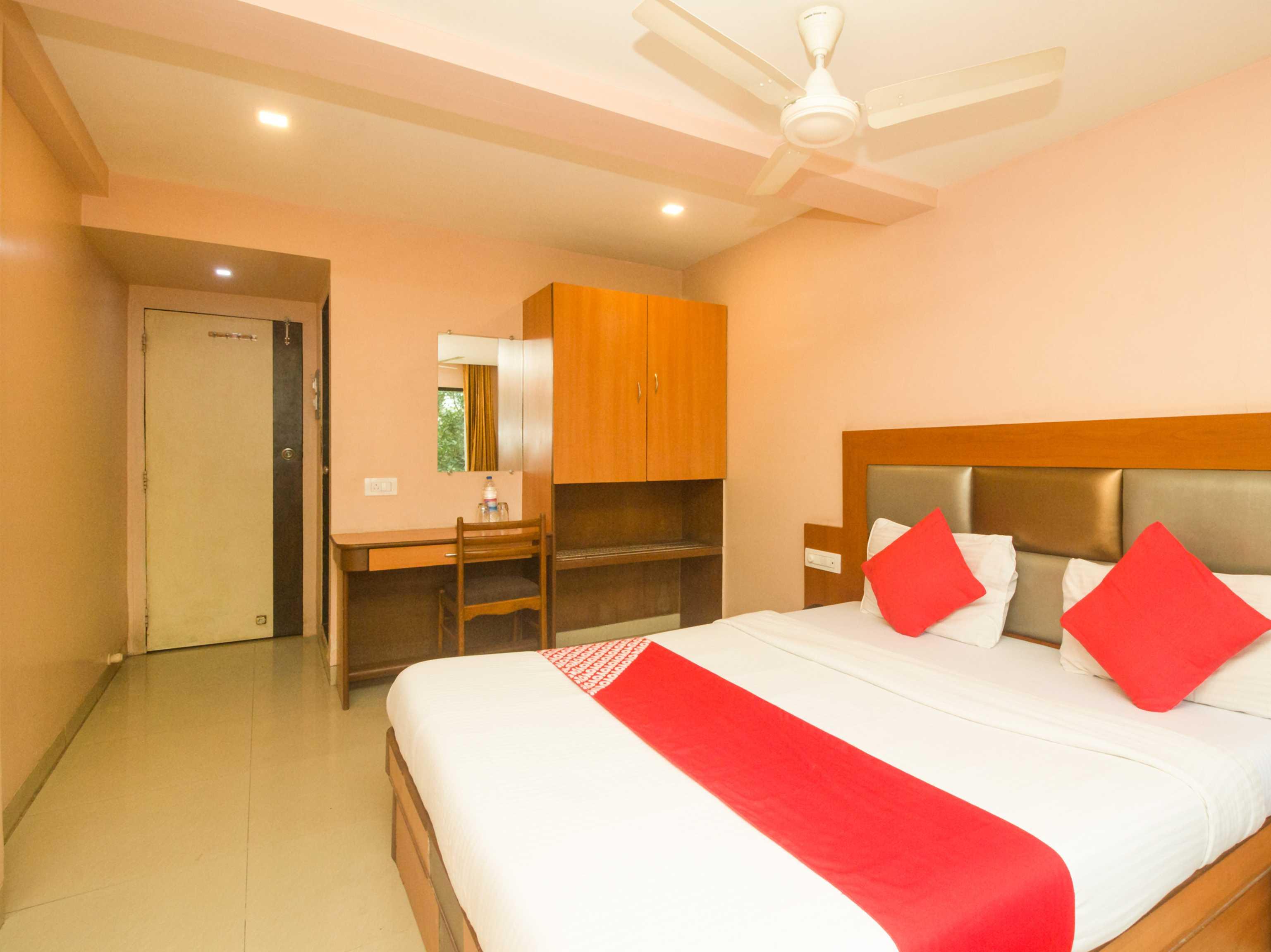 OYO 7727 Hotel Sarovar Grand Kalamboli Buitenkant foto