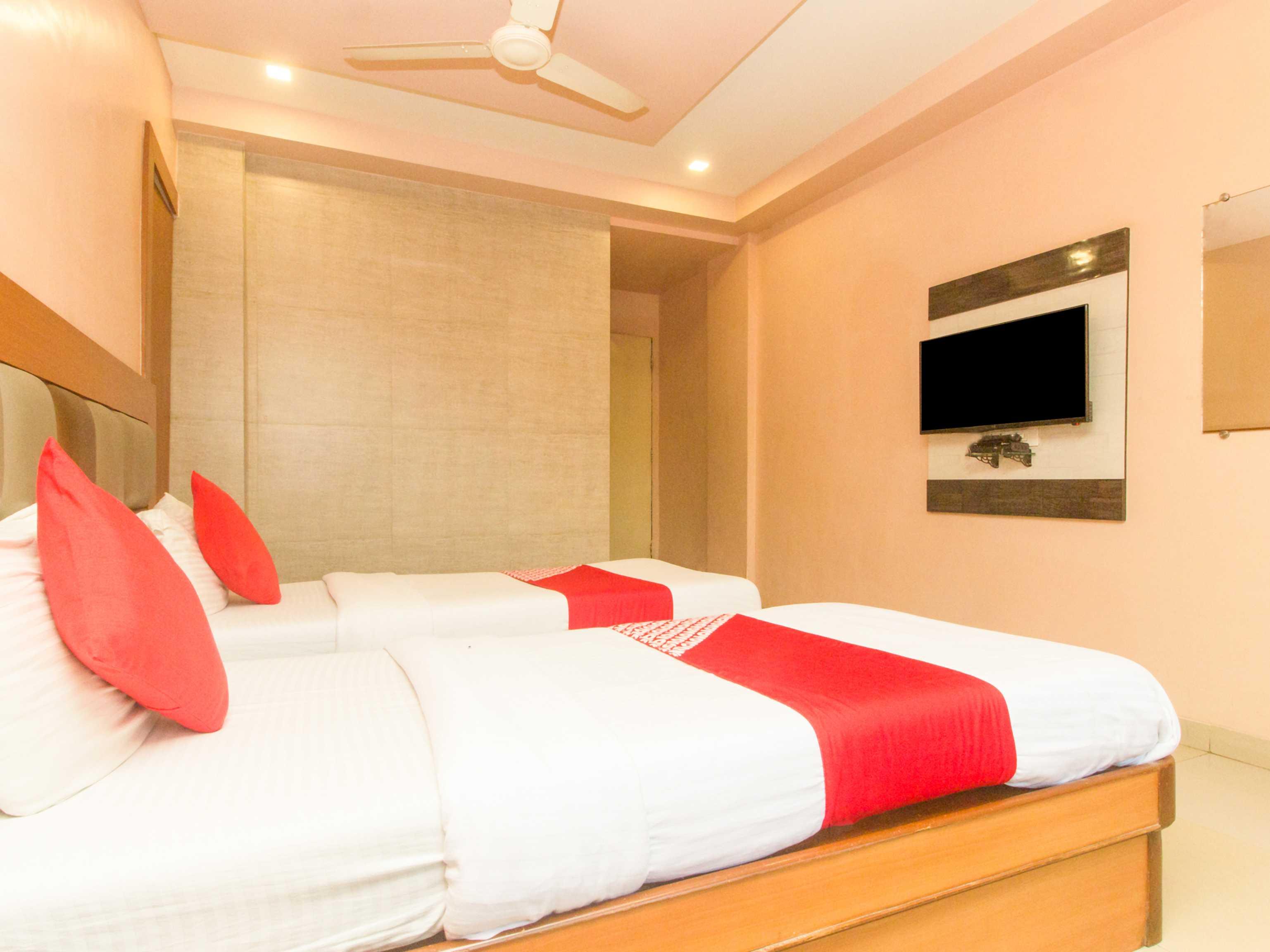 OYO 7727 Hotel Sarovar Grand Kalamboli Buitenkant foto