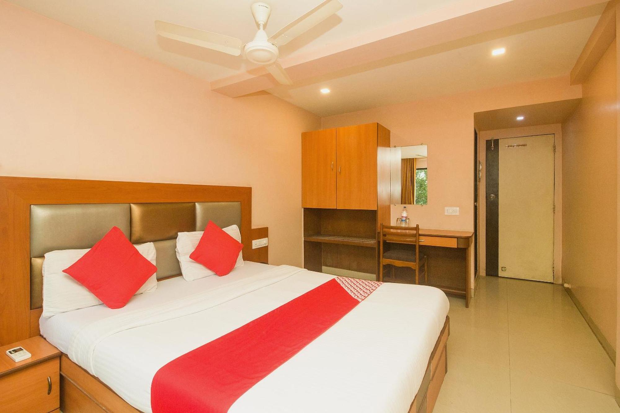 OYO 7727 Hotel Sarovar Grand Kalamboli Buitenkant foto
